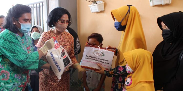 Bhayangkari Polres Sergai Salurkan Bantuan untuk Perempuan dan Anak Terdampak Covid-19