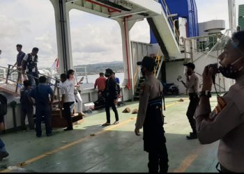 Cegah Covid-19, Sat Binmas Polres Nias Selatan Berikan Himbauan Pada Penumpang Kapal