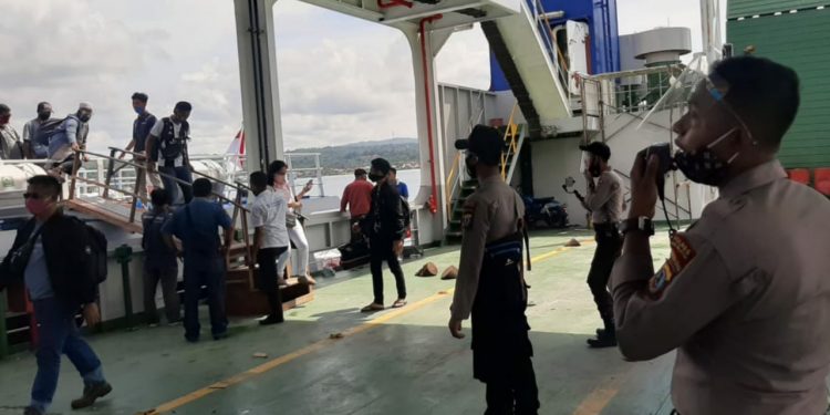 Cegah Covid-19, Sat Binmas Polres Nias Selatan Berikan Himbauan Pada Penumpang Kapal