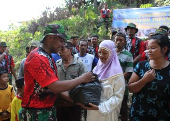 Yonif 8 Marinir Bagi Sembako di Tangkahan Durian