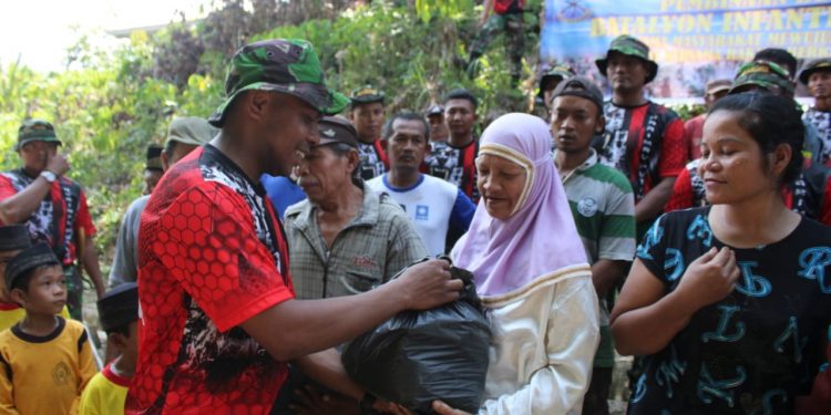 Yonif 8 Marinir Bagi Sembako di Tangkahan Durian Yonif 8 Marinir Bagi Sembako di Tangkahan Durian