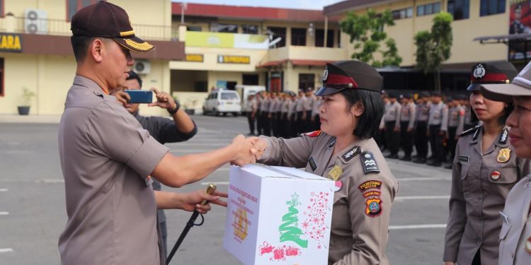 Polrestabes Medan Gelar Upacara Peringatan Hari Ibu serta Pemberian Bingkisan Natal