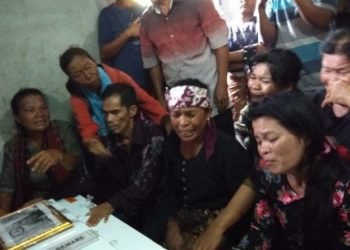 Kerabat Keluarga Jefri Simare-mare "Mangandungi" saat Jenazah di Rumah Duka