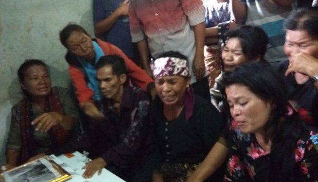 Kerabat Keluarga Jefri Simare-mare "Mangandungi" saat Jenazah di Rumah Duka