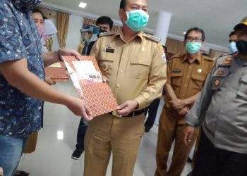Pemkab Taput Serahkan BLT Kepada Warga Terdampak Covid-19