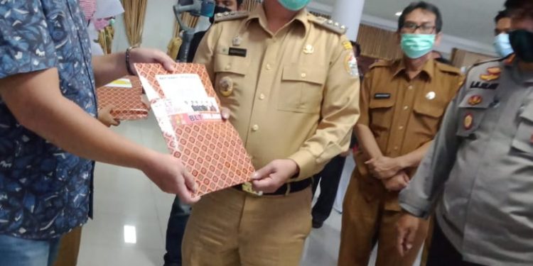 Pemkab Taput Serahkan BLT Kepada Warga Terdampak Covid-19