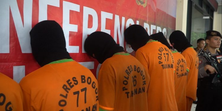 Suaminya Diikat, Dua Mobil dan Perhiasan Emas Digasak Kawanan Rampok