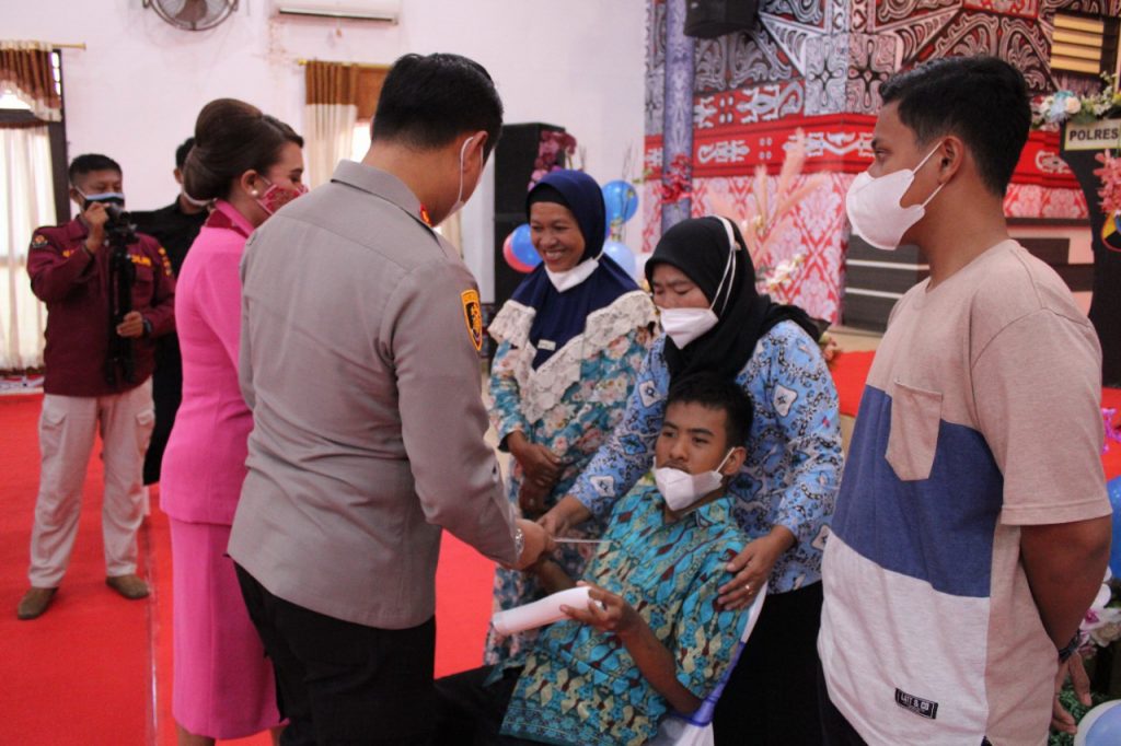 Leo Lubis dan Tiga Saudaranya jadi Yatim Piatu, Kedua Orangtuanya Meninggal karena Covid-19 Leo Lubis dan Tiga Saudaranya jadi Yatim Piatu, Kedua Orangtuanya Meninggal karena Covid-19