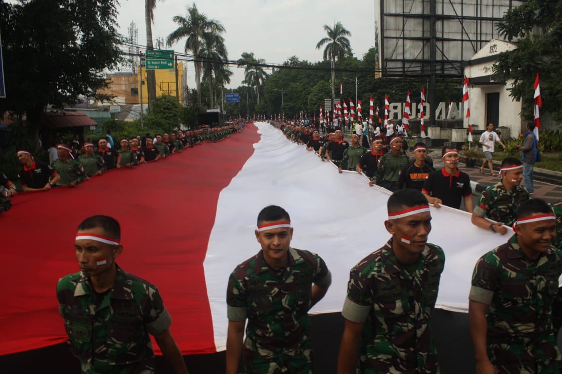 Ribuan Warga Mengarak Bendera Merah Putih Ukuran Raksasa di Jalan