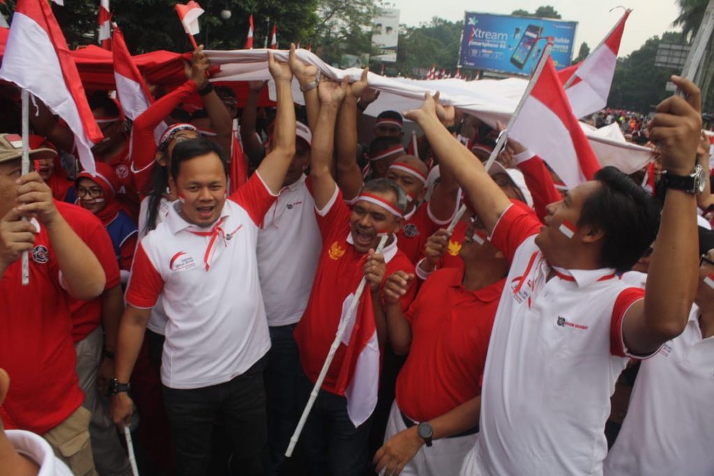 Ribuan Warga Mengarak Bendera Merah Putih Ukuran Raksasa di Jalan