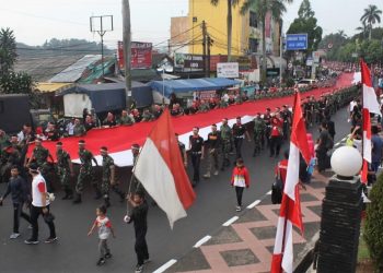Ribuan Warga Mengarak Bendera Merah Putih Ukuran Raksasa di Jalan