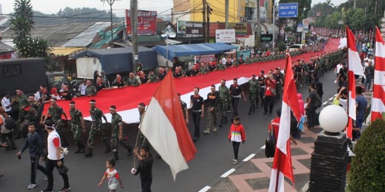 Ribuan Warga Mengarak Bendera Merah Putih Ukuran Raksasa di Jalan