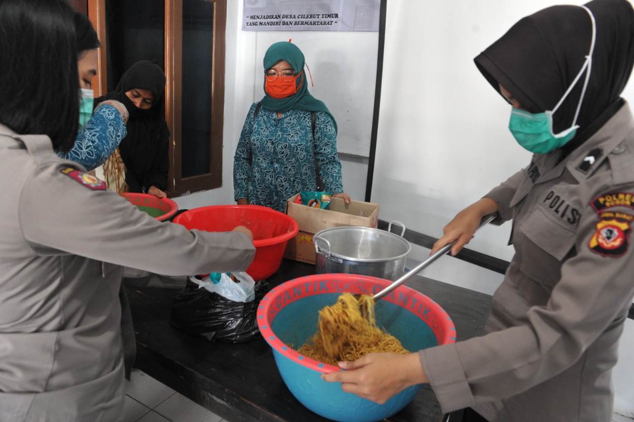PSBB Ditetapkan, Polres Bogor Buka Dapur Umum dan Bagikan 1000 Nasi Bungkus