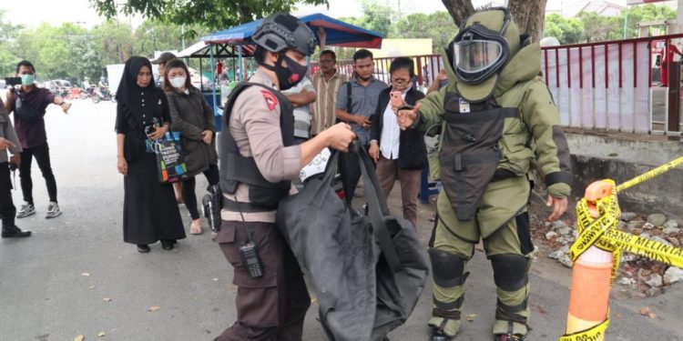 Temuan Benda Diduga Bom di SPBU Gegerkan Warga Temuan Benda Diduga Bom di SPBU Gegerkan Warga