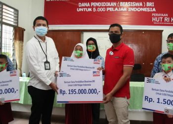Walikota Siantar, Hefriansyah Serahkan Beasiswa BRI kepada Pelajar