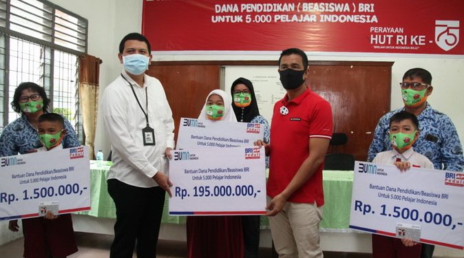 Walikota Siantar, Hefriansyah Serahkan Beasiswa BRI kepada Pelajar