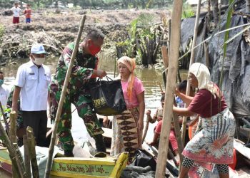 Warga Terdampak Covid -19 di Hamparan Perak Dapat Sembako dari Kodim 0201/BS