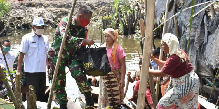 Warga Terdampak Covid -19 di Hamparan Perak Dapat Sembako dari Kodim 0201/BS