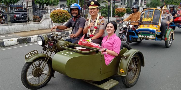Pisah-Sambut Kapolres, AKBP Heribertus Ompusunggu Sapa Masyarakat Siantar Naik BSA Pisah-Sambut Kapolres, AKBP Heribertus Ompusunggu Sapa Masyarakat Siantar Naik BSA