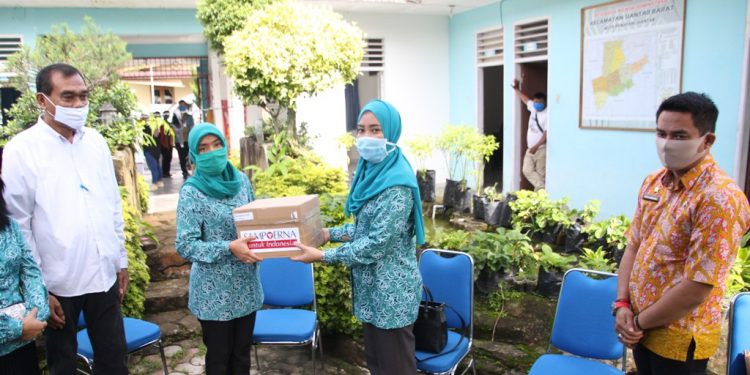 Syahputri Hutabarat Kelilingi 8 Kecamatan dan Bagikan Masker