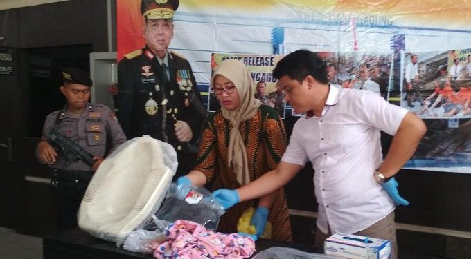 Siswi SMA Cekik Bayinya, lalu Dibuang ke WC