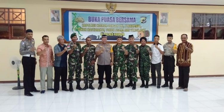 Prajurit Satgas Yonif 126/ Kala Cakti Buka Puasa Bersama Dengan TNI/Polri, Forkompinda serta Masyarakat Prajurit Satgas Yonif 126/ Kala Cakti Buka Puasa Bersama Dengan TNI/Polri, Forkompinda serta Masyarakat