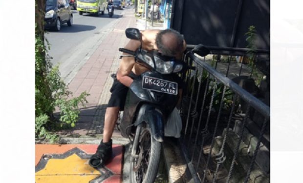 Gubernur Sebut Bule Tewas di Sepedamotor Karena Minum Tuak, Ternyata Positif Corona Gubernur Sebut Bule Tewas di Sepedamotor Karena Minum Tuak, Ternyata Positif Corona