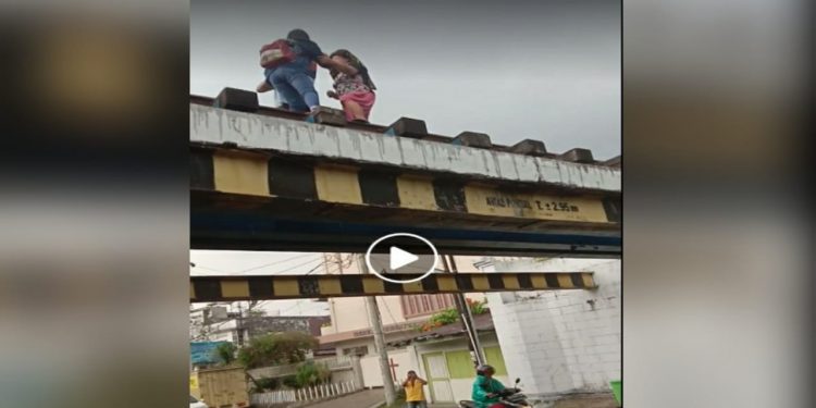 Lusi Manik Coba Bunuh Diri dari Jembatan Rel KA di Siantar Lusi Manik Coba Bunuh Diri dari Jembatan Rel KA di Siantar