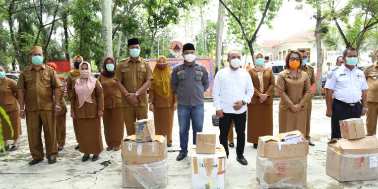 Bupati Bagikan Paket APD ke Seluruh Intansi Pemkab Labuhanbatu Bupati Bagikan Paket APD ke Seluruh Intansi Pemkab Labuhanbatu