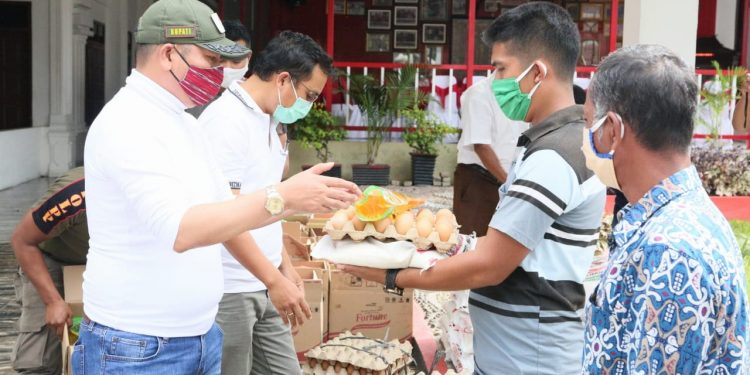 Di Tapanuli Utara 1.985 Sopir Dapat Sembako dari Bupati Di Tapanuli Utara 1.985 Sopir Dapat Sembako dari Bupati