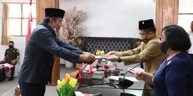 Bupati Taput Sampaikan Nota Jawaban atas Pendapat Badan Anggaran dan Pemandangan Umum Fraksi-Fraksi DPRD