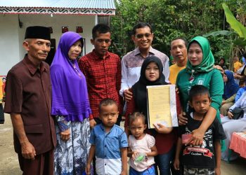 Bantu Penderita Stunting, Bupati Berikan Bantuan Rumah Layak Huni di Nagori Sahkuda Bayu