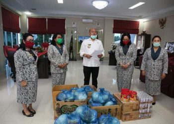 Bupati Taput Terima Sumbangan IBI Cabang Tapanuli Utara
