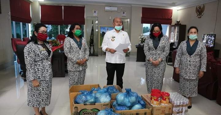 Bupati Taput Terima Sumbangan IBI Cabang Tapanuli Utara