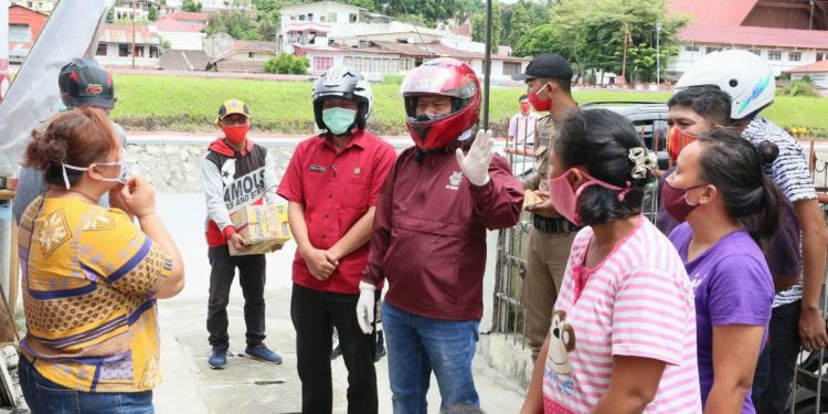 Bupati Tinjau Posko Kelurahan di Tarutung Bupati Tinjau Posko Kelurahan di Tarutung