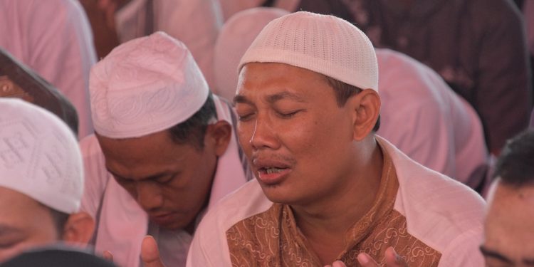 May Day, Ribuan Buruh Menangis saat Istighosah dan Zikir bersama Ustadz Arifin Ilham
