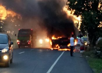 Bus Royal Class Terbakar Di Jalur Mudik Jalinsum dan Sempat menimbulkan kemacetan