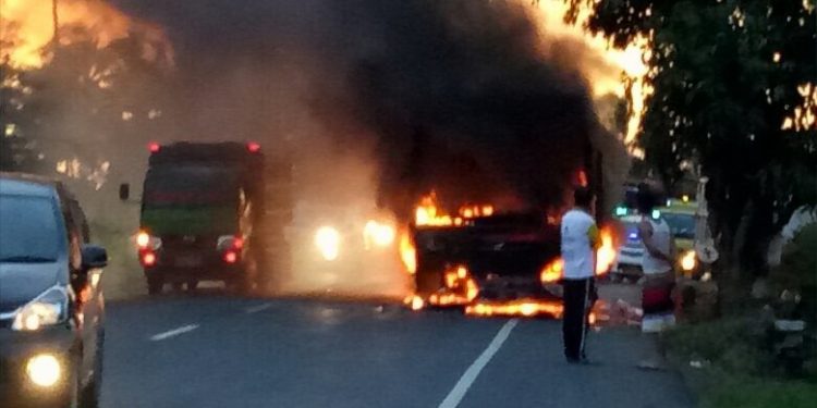 Bus Royal Class Terbakar Di Jalur Mudik Jalinsum dan Sempat menimbulkan kemacetan