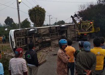 Bus Pengangkut Wisatawan asal Malaysia Terbalik di Jalin Siantar -Saribu Dolok
