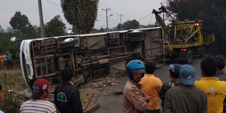 Bus Pengangkut Wisatawan asal Malaysia Terbalik di Jalin Siantar -Saribu Dolok Bus Pengangkut Wisatawan asal Malaysia Terbalik di Jalin Siantar -Saribu Dolok