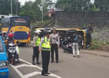 Bus Rombongan Anak Sekolah Terbalik di Jalur Tanjakan Selarong Puncak