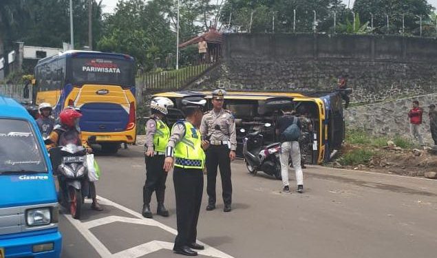 Bus Rombongan Anak Sekolah Terbalik di Jalur Tanjakan Selarong Puncak