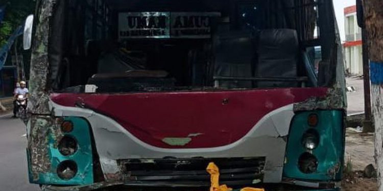 Rem Blong, Dua Bus Tabrakan di Jalan DI Panjaitan Rem Blong, Dua Bus Tabrakan di Jalan DI Panjaitan