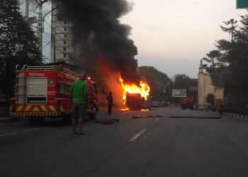Korsleting Bagian Mesin, Bus Pariwisata Terbakar