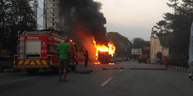 Korsleting Bagian Mesin, Bus Pariwisata Terbakar