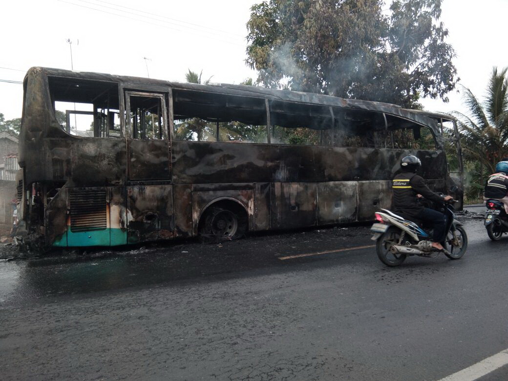 Bus Royal Class Terbakar Di Jalur Mudik Jalinsum dan Sempat menimbulkan kemacetan