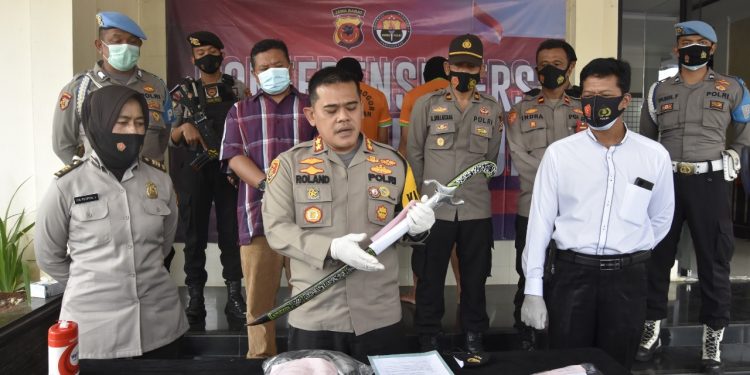 Istrinya Dibawa Jalan-jalan, Suaminya Dibunuh. Bapak dan Anak Diringkus dari Persembunyian Istrinya Dibawa Jalan-jalan, Suaminya Dibunuh. Bapak dan Anak Diringkus dari Persembunyian