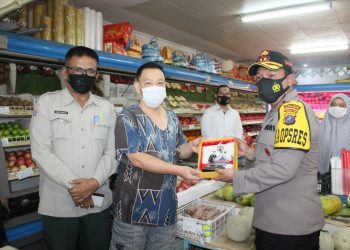Kapolres dan Sekretaris Gugus Tugas Kota Pematangsiantar Beri Penghargaan kepada Karyawan Toko Buah Harum Manis