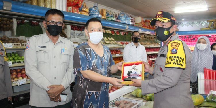 Kapolres dan Sekretaris Gugus Tugas Kota Pematangsiantar Beri Penghargaan kepada Karyawan Toko Buah Harum Manis