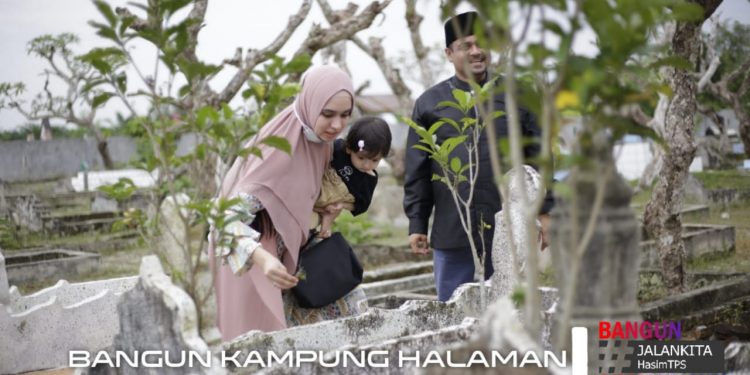 Merasa Rindu, Hasim dan Istri Ziarah ke Makam Orangtua Merasa Rindu, Hasim dan Istri Ziarah ke Makam Orangtua